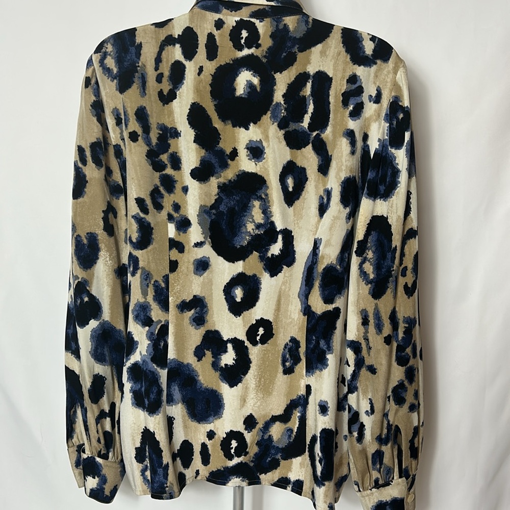 St. John Size Small Silk Blouse Button Front Scarf Accent Leopard Pattern Top - Picture 8 of 10